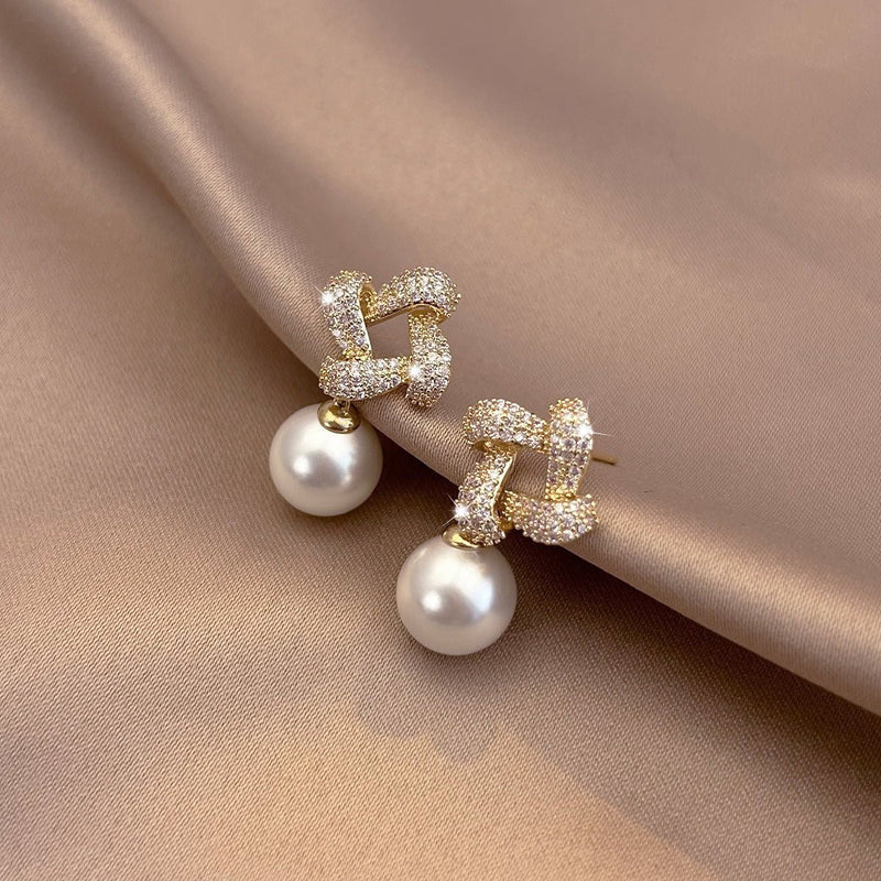 أقراط مربعة أنيقة مرصعة باللؤلؤ للنساء